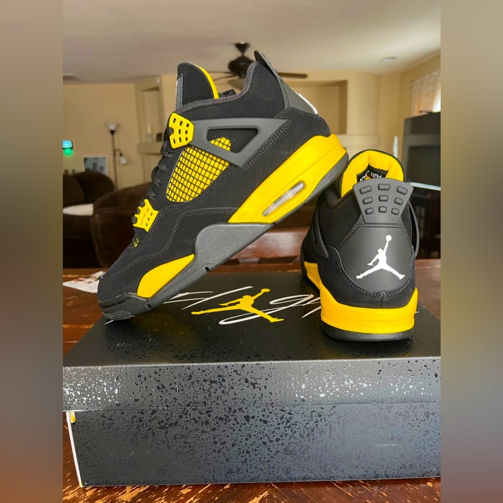 Air Jordan 4 Retro Thunder